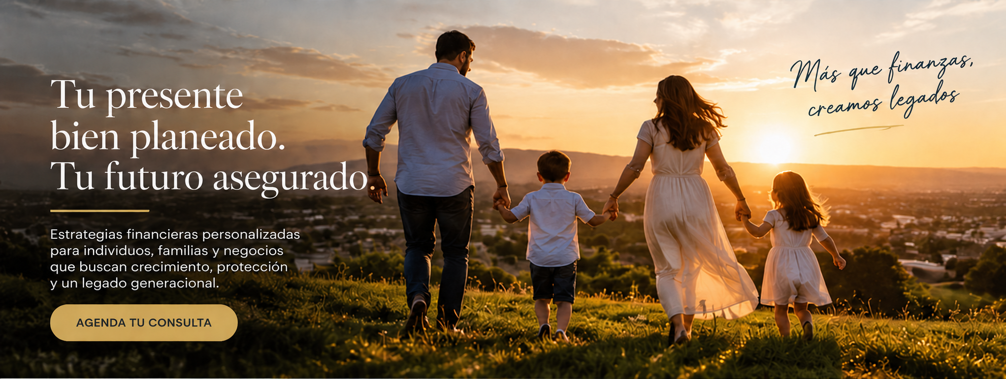 Familia de espaldas caminando de la mano en una loma verde frente al atardecer. Más que finanzas, creamos legados.